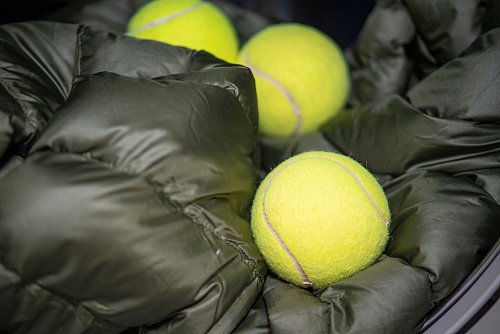 Damit die Daunen fluffig bleiben, können Tennisbälle im Wäschetrockner hilfreich sein. - © Catherine Waibel/dpa-tmn