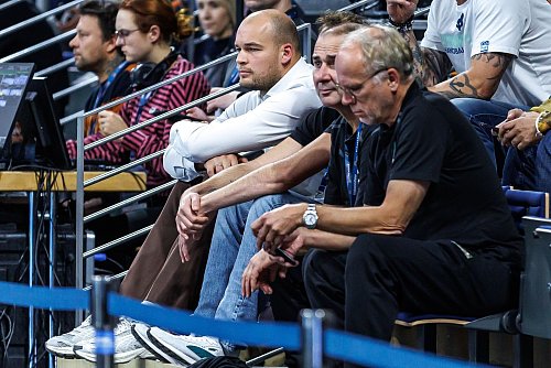 Paul Drux (l.) verfolgte das Spiel in zivil von der Tribüne aus - © Andreas Gora/dpa