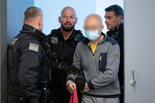 Der Angeklagte Jian G. soll etliche Dokumente an chinesische Stellen weitergegeben haben. (Archivbild) - © Sebastian Kahnert/dpa