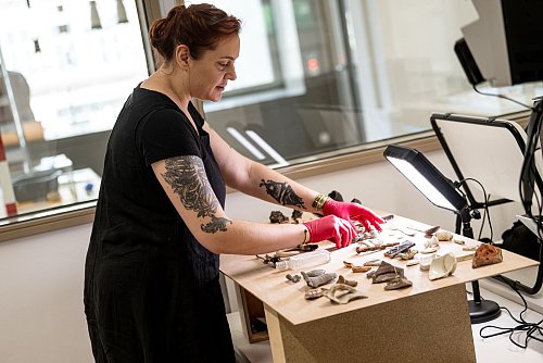 Archäologie in Aktion: Große Fenster geben Einblick in die echte Laborarbeit. - © Fabian Sommer/dpa