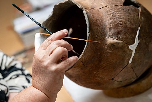 Fundstücke zum Anfassen: Im „Petri Berlin“ erleben Besucher Archäologie hautnah. - © Fabian Sommer/dpa