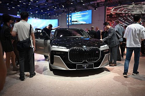 BMW auf der Automesse in Shanghai. China ist für deutsche Hersteller derzeit ein schwieriger Markt. - © Johannes Neudecker/dpa