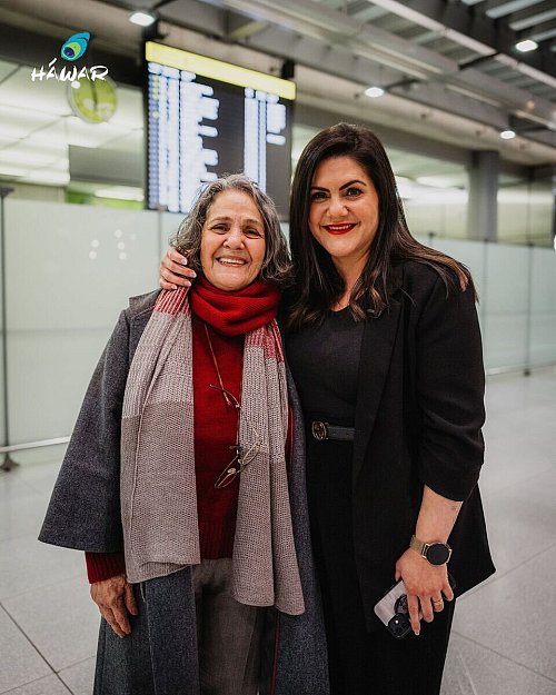 Taghavi wurde von ihrer Tocher Mariam Claren am Köln-Bonner-Flughafen empfangen. - © --/HÁWAR.help /dpa