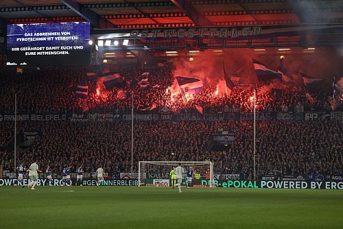 «Hexenkessel» Bielefelder Alm: Die Arminia hat im eigenen Stadion schon drei Erstligisten rausgeworfen. - © Friso Gentsch/dpa