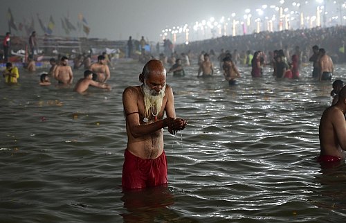 Im Zentrum stehen rituelle Waschungen. - © Prabhat Kumar Verma/ZUMA Press Wire/dpa