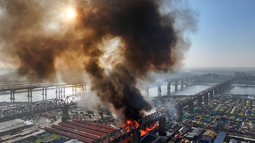Die Flammen sollen Berichten zufolge mehrere Zelte erfasst haben. - © Rajesh Kumar Singh/AP/dpa