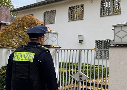 Polizisten eilten am Donnerstag zum Haus von Jack White in Berlin. - © Goran Dimitri?/dpa