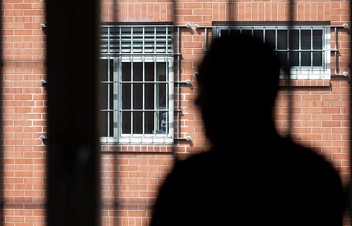 In der Abschiebehaftanstalt im westfälischen Büren gibt es 175 Plätze. (Archivbild) - © Friso Gentsch/dpa