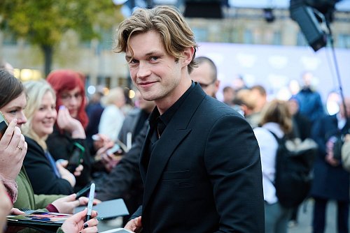 Damian Hardung spielt den Schulschwarm James Beaufort. (Archivbild) - © Annette Riedl/dpa