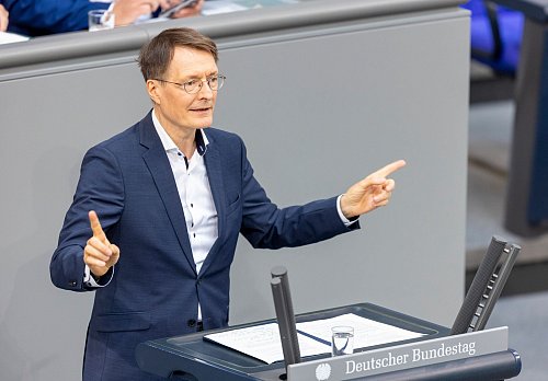 Gesundheitsminister Karl Lauterbach (SPD) ist von der Reform fest überzeugt. (Archivbild) - © Lucas Röhr/dpa