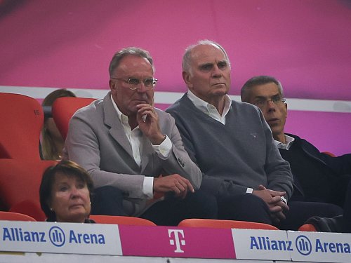 Karl-Heinz Rummenigge (l) und Uli Hoeneß auf der Tribüne der Allianz Arena. (Archivbild) - © Christian Charisius/dpa