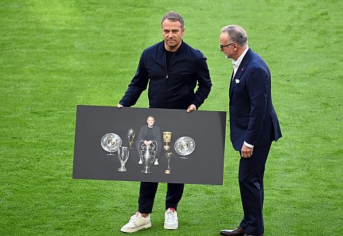 Sechs Titel in einem Jahr: Karl-Heinz Rummenigge bei der Verabschiedung von Erfolgscoach Hansi Flick 2021. (Archivbild) - © Sven Hoppe/dpa-Pool/dpa