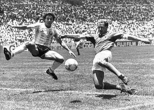 Karl-Heinz Rummenigge (r) im WM-Finale 1986 in Aktion. (Archivbild) - © picture alliance / dpa