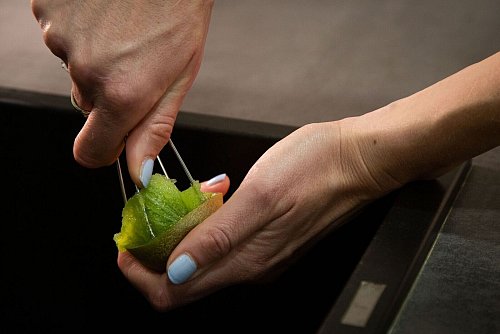 Schritt 2: Den Rührbesen drehen und so das Fruchtfleisch von der Schale lösen. - © Christin Klose/dpa-tmn