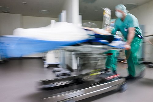 Die Reform soll den «Hamsterrad-Effekt» in den Kliniken bekämpfen. (Archivbild) - © Frank Molter/dpa