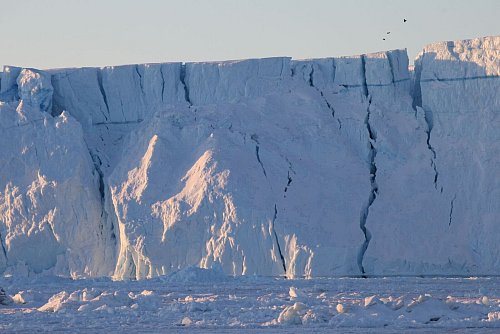 Risse sind im Ilulissat-Eisfjord in einem riesigen Eisberg zu sehen. - © Steffen Trumpf/dpa
