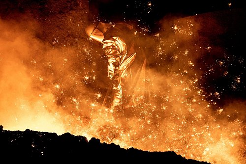 Die Stahlbranche kämpft unter anderem gegen gestiegene Energiekosten (Archivbild) - © Hauke-Christian Dittrich/dpa