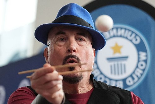 Insgesamt schaffte es Joe Alexander, elf Eier mit den Stäbchen zu fangen. - © Marcus Brandt/dpa