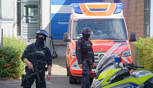 Auch Spezialeinheiten sind vor Ort. - © Henning Kaiser/dpa