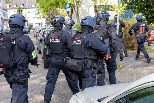 Der Großeinsatz zieht sich über Stunden bis zur Festnahme des Tatverdächtigen. - © Justin Brosch/dpa