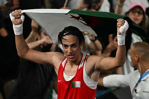 Um Imane Khelif war während Olympia eine Geschlechterdebatte entbrannt. - © Mauro Pimentel/AFP/dpa