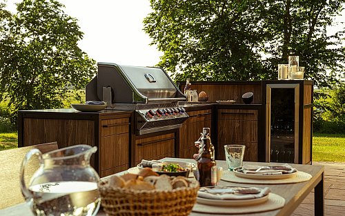 Kurze Laufwege und gute Planung sorgen für einen entspanntes Grill- und Kochvergnügen im Garten. - © AMK/dpa-tmn