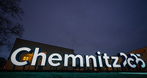 Das Logo der Kulturhauptstadt «Chemnitz 2025» - © Hendrik Schmidt/dpa