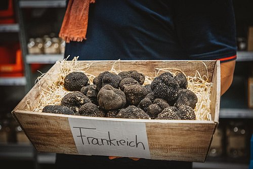Schwarze Trüffel haben einen kräftigen Geschmack und können auch leicht erhitzt werden. Sie bringen waldig-erdige, pilzige, leicht pfeffrige Aromen in ein Gericht. - © BOS FOOD/dpa-tmn