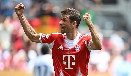 Thomas Müller beginnt seine Abschiedstour als Bayern-Spieler mit den Pflichtspieltoren 249 und 250. - © Sven Hoppe/dpa