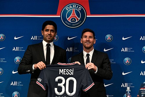 Das Lächeln verging Messi in Paris. - © Stephane De Sakutin/AFP/dpa