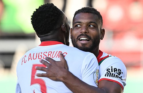 Steve Mounié jubelt nach seinem Tor für Augsburg. - © Hendrik Schmidt/dpa