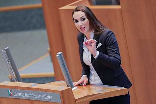 Die AfD-Landtagsabgeordnete Enxhi Seli-Zacharias wirft den anderen Parteien vor, sich radikalen Islamisten zu unterwerfen. (Fotobild) - © Rolf Vennenbernd/dpa