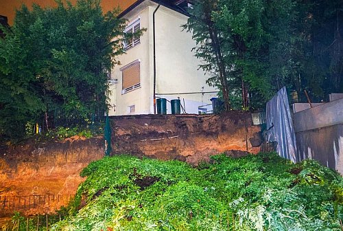 Das neben der Baugrube liegende Mehrfamilienhaus befand sich dadurch nur noch einen Meter von der Baugrubenkante entfernt und musste evakuiert werden. - © Tim Oelbermann/dpa