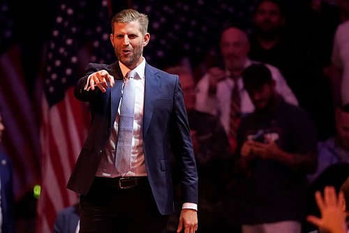 Auch Eric steht seinem Vater eng zur Seite, ist aber eher in dessen Unternehmen, der Trump Organization, aktiv. (Archivbild) - © Evan Vucci/AP/dpa