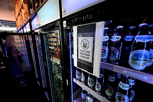 Bierflaschen dürfen in den Kiosken ab 22.00 Uhr nicht mehr abgegeben werden. - © Felix Hörhager/dpa