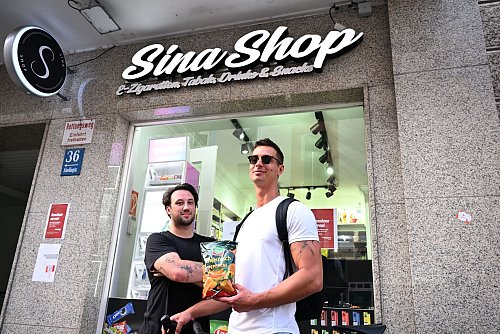 Anwohner wie Stefan Mödl (r) wünschen sich mehr Verständnis für die Feiernden im lebendigen Uni-Viertel und sprechen von Klientelpolitik für Alteingesessene. - © Felix Hörhager/dpa