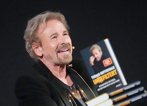Der Entertainer scherzte wie immer mit seinem Publikum. - © Marcus Brandt/dpa
