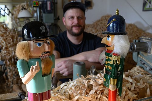 Holzspielzeugmacher Markus Füchtner erweckt in seiner Werkstatt in Seiffen erzgebirgische Nussknacker in Handarbeit zum Leben. Er ärgert sich über Billigkopien aus Fernost im Handel. - © Hendrik Schmidt/dpa