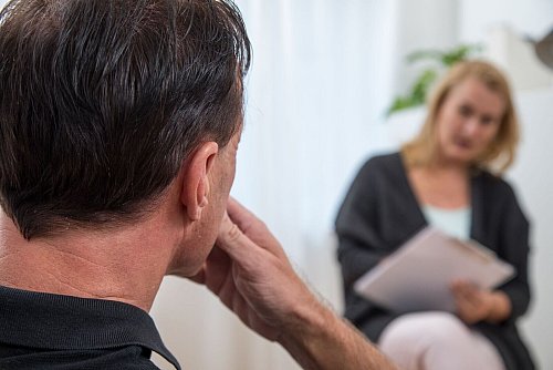 Nicht nur der oder die Erkrankte profitiert von einer Therapie. Es gibt auch Angebote für Angehörige. - © Christin Klose/dpa-tmn