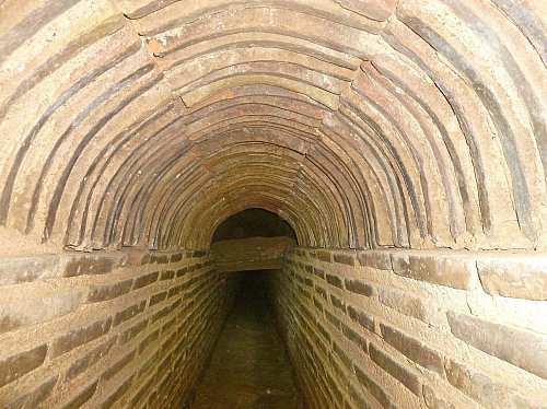 Das Bauwerk verläuft zum größten Teil unterirdisch, ist gut erhalten und führt Wasser. - © Panagiotis Devteraios/Griechisches Kulturministerium/dpa