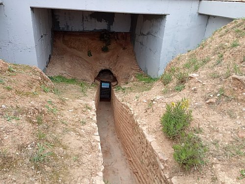 Das Bauwerk verläuft zum größten Teil unterirdisch, ist gut erhalten und führt Wasser. - © --/Archäologisches Amt West-Attikas (EFADA)/dpa