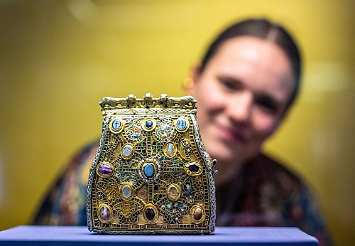 Die Ausstellung «Corvey und das Erbe der Antike» beschreibt die Rolle der Klöster im Mittelalter als Bewahrer des antiken Wissens. (Archivbild) - © Guido Kirchner/dpa