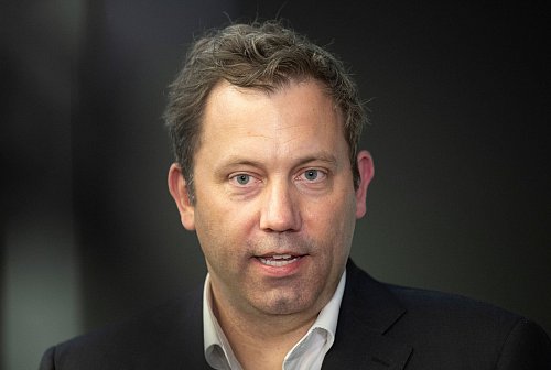 Finanzminister Klingbeil setzt darauf, dass die neue Behörde den Kampf gegen Geldwäsche voranbringt (Archivbild) - © Boris Roessler/dpa