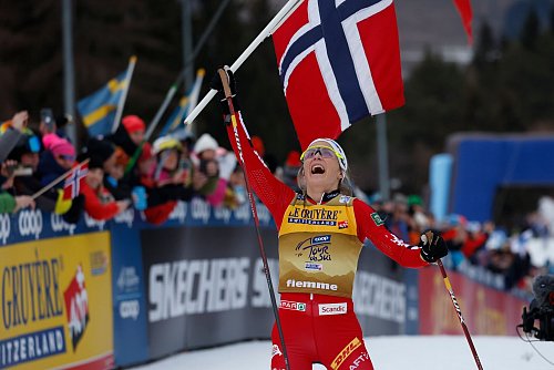 Therese Johaug aus Norwegen holt ihren vierten Tour-Gesamtsieg. - © Alessandro Trovati/AP/dpa