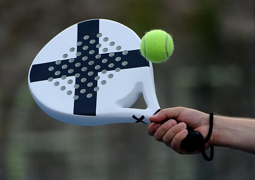 Ein Schläger mit Löchern: Das ist die Grundausrüstung für die Sportart Padel. Durch den kurzen Griff lassen sich die Bälle sehr präzise ins Feld schlagen. - © Britta Pedersen/dpa-Zentralbild/dpa-tmn