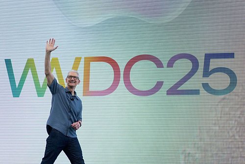 Apple-Chef Tim Cook begrüßte die Teilnehmer der WWDC mit einer kurzen Ansprache. Die Neuigkeiten stellte der Konzern wieder mit einem Video vor. - © Jeff Chiu/AP/dpa