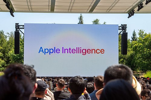 Der Name "Apple Intelligence" ist trotz der Verzögerungen bei der neuen Siri-Version weiter im Einsatz. - © Andrej Sokolow/dpa