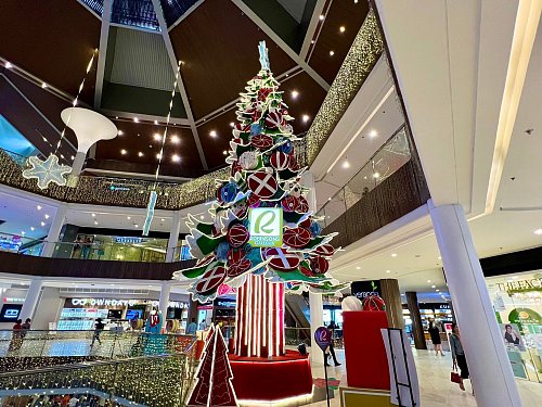 Schon Monate vor Weihnachten werden in Einkaufszentren riesige Weihnachtsbäume enthüllt. - © Carola Frentzen/dpa