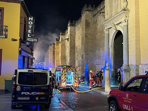 Feuerwehrleute waren vor Ort, um den Brand zu löschen. - © Madero Cubero/EUROPA PRESS/dpa