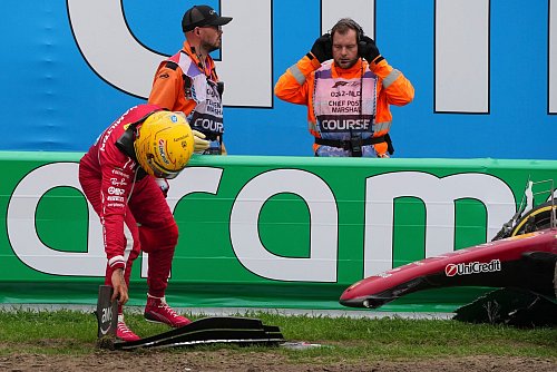 Hamilton leistete sich auch ungewohnt viele Fehler. - © Peter Dejong/AP/dpa